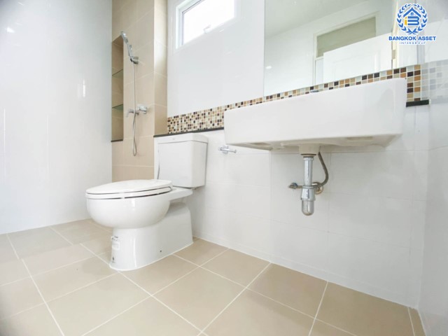 ทาวน์เฮ้าส์มือสองย่านนนทบุรี ม.นนท์ณิชา บางใหญ่2 หลังมุม! เนื้อที่มากถึง 38.4 ตร.ว. ฟังก์ชัน 3 ห้องนอน 2 ห้องน้ำ 1 ที่จอดรถ บนทำเลแห่งการเดินทาง เชื่อมต่อถ.กาญจนาภิเษก, ถ.รัตนาธิเบศก ใกล้รถไฟฟ้าสายสีม่วง "สถานีตลาดบางใหญ่" และทางด่วน "ศรีรัช"